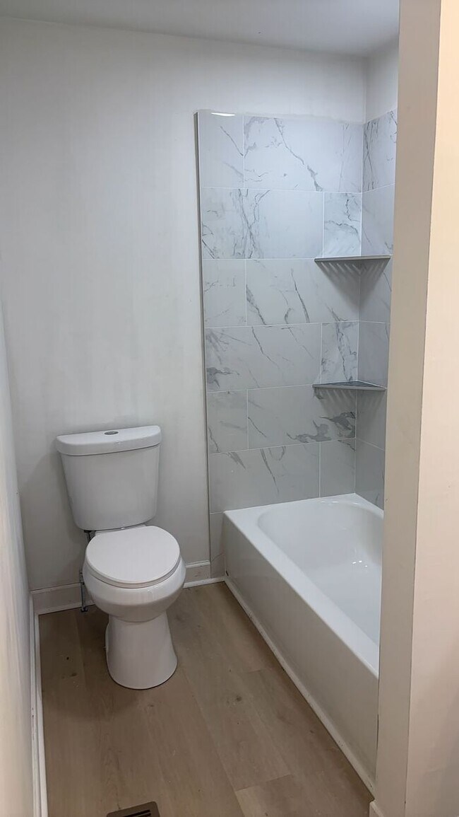 Building Photo - 3 Bedroom 1 Bathroom Renovated House with Fenced Yard
