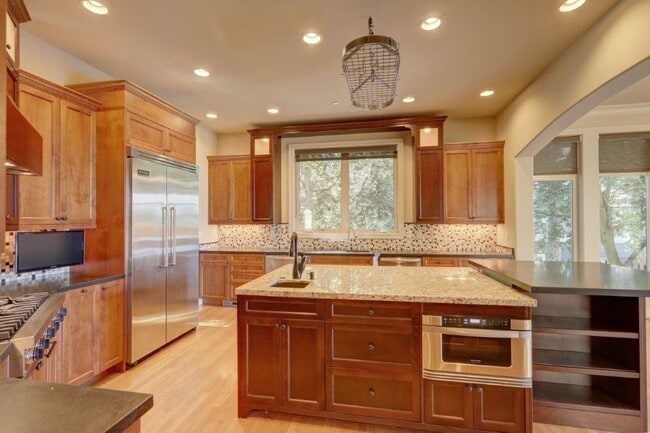 Building Photo - Stunning Mediterranean Oasis Minutes from Downtown Bellevue w/Lake Views!