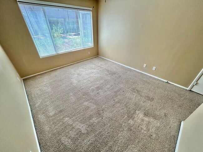 Building Photo - 1ST FLOOR CONDO UNIT 3 BEDROOM / 2.5 BATHROOMS LOCATED IN A GATED COMMUNITY!