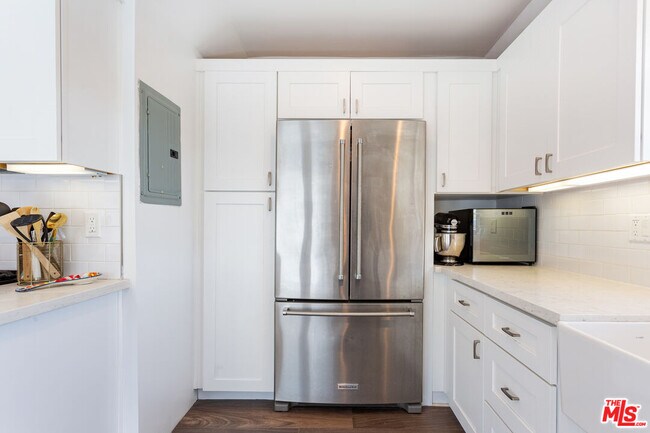Building Photo - 444 S Roxbury Dr
