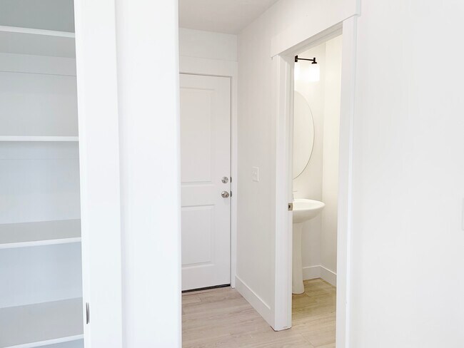 Building Photo - 1599 N 1870 E