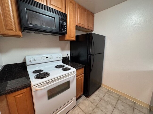 Building Photo - Beautiful upper level 1 bedroom, 1 bath unit in Station West