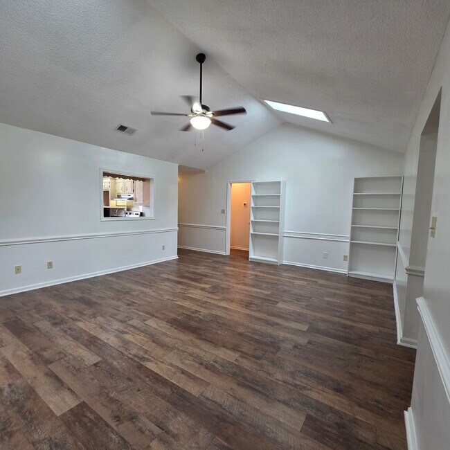 Building Photo - 130 Paloma Dr