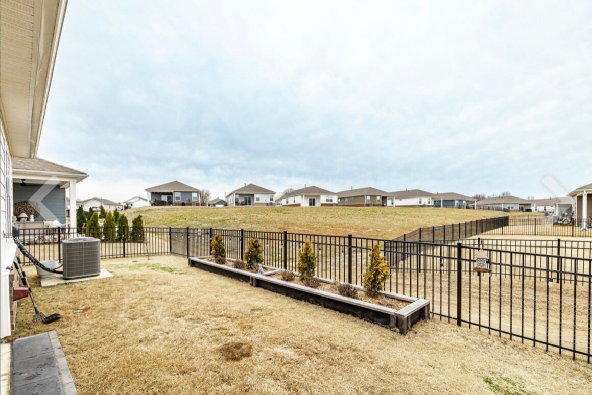 Building Photo - 7355 Lang Ave