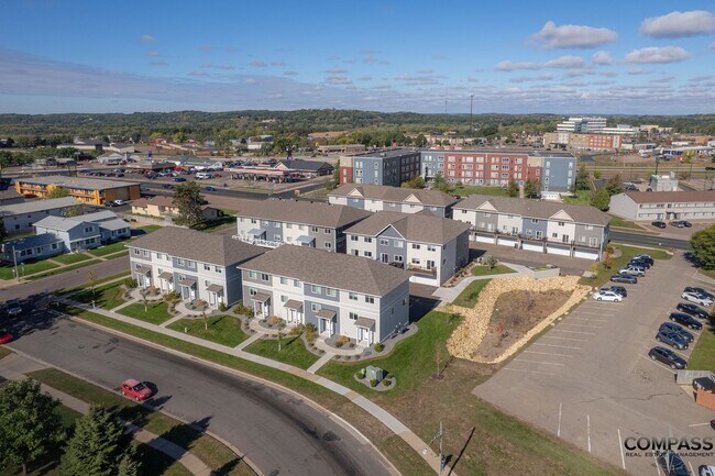 Building Photo - SPACIOUS UPDATED TOWNHOME WITH IN-UNIT LAU...