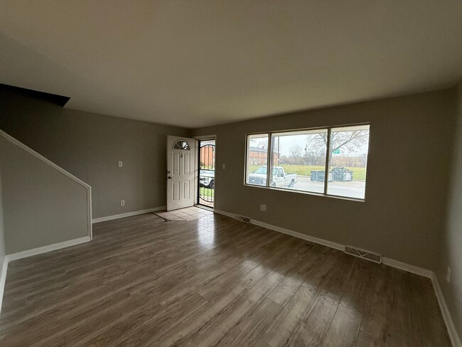 Building Photo - 2 BED 1.5 BATH UNIT IN THE BANBURY CONDOMI...