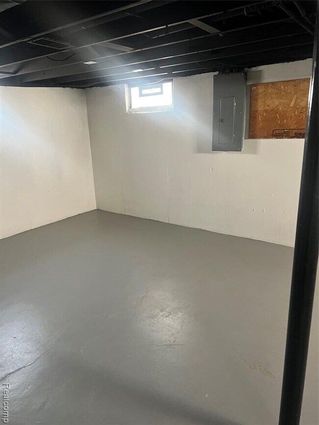 Building Photo - 18558 Woodland St