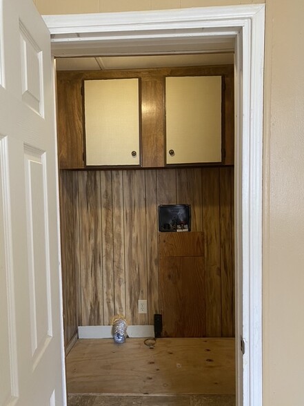 Laundry room - loads of cabinets! - 16550 County Road 282