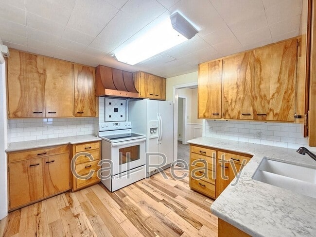 Building Photo - 1017 E Sharp Ave