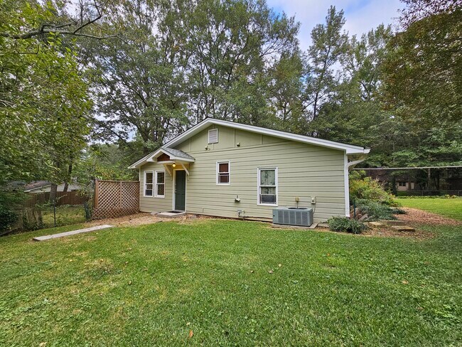 Building Photo - 492 Hemlock Dr