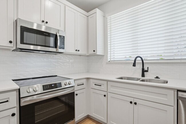 Building Photo - 3 Bed | 2 Bath Luxury Duplex