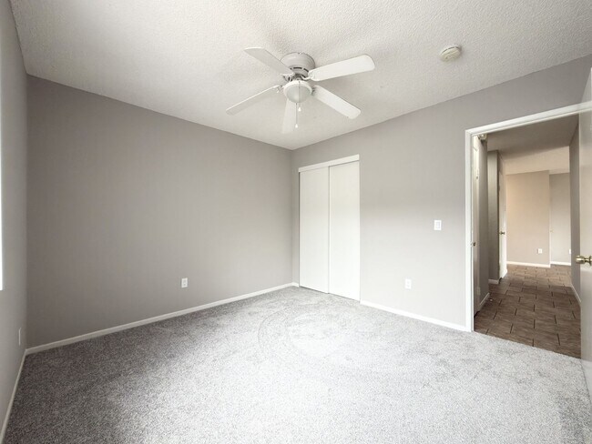 Building Photo - Spacious 2 Bedroom Corner Unit