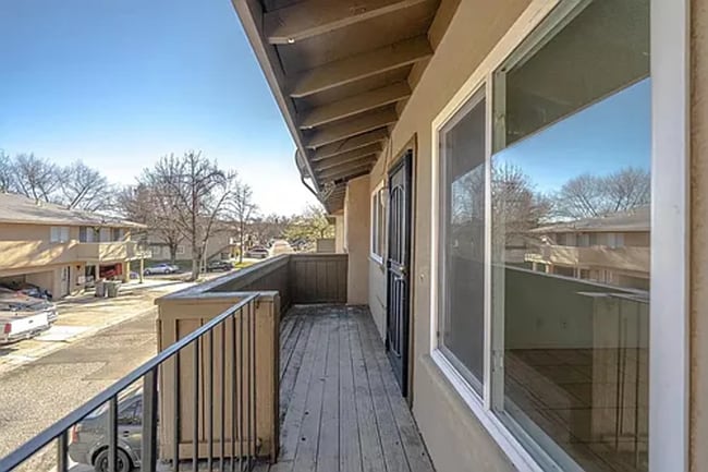 Building Photo - Charming 2-Bedroom Apartment with Updated ...