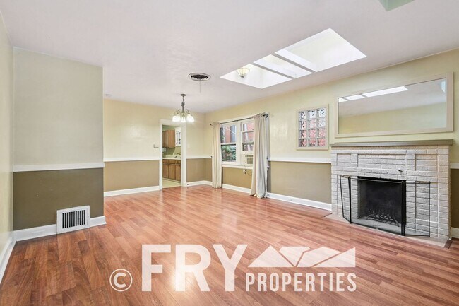 Building Photo - Cozy 1/2 Duplex in Congress Park