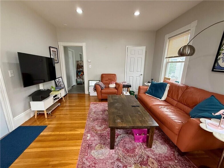 Building Photo - 57 Robin St