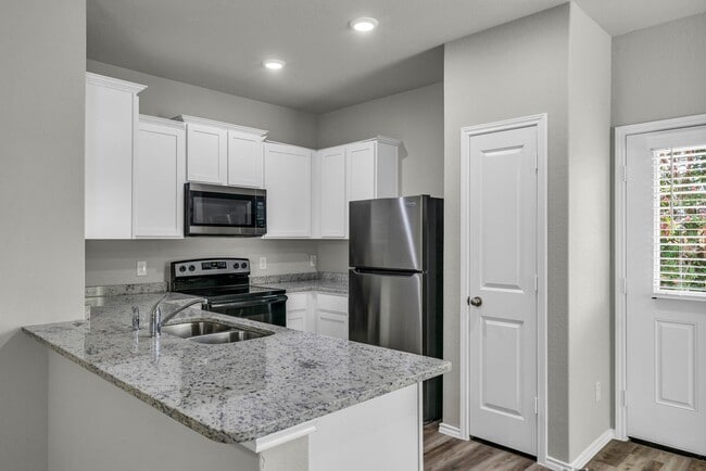 Building Photo - 4443 Red Haven Dr