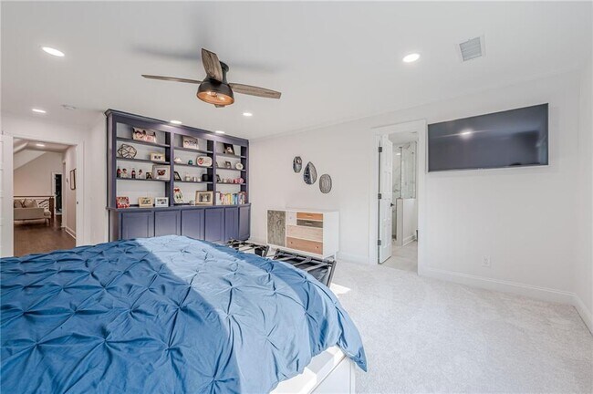 Building Photo - 4562 Columns Dr SE