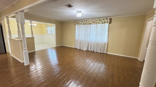Building Photo - 402 Maridale Dr