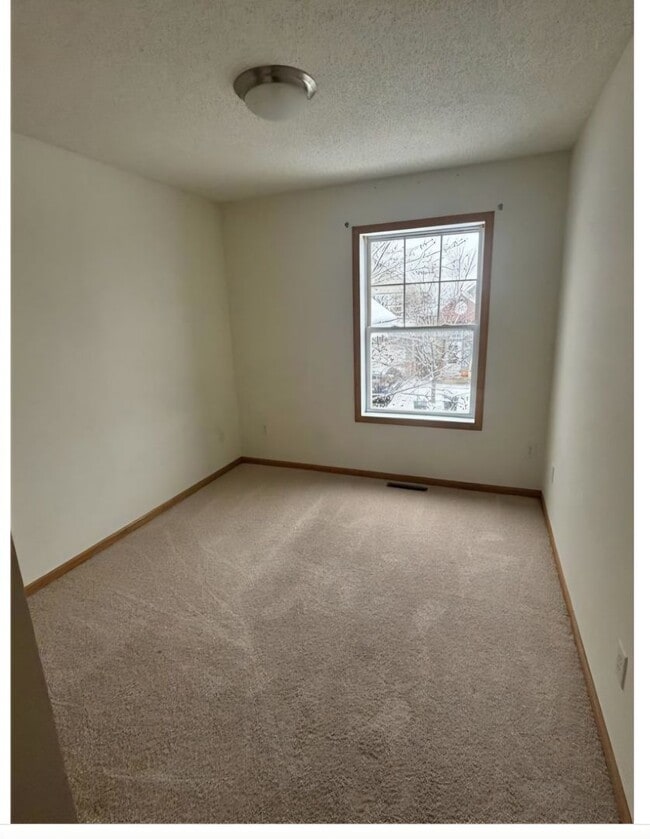 Building Photo - Great Location