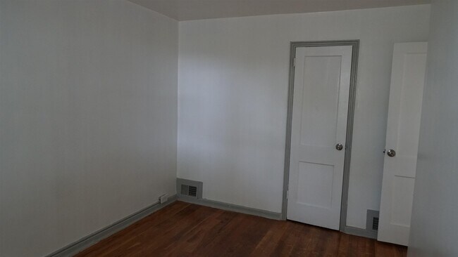 Building Photo - 323 Stevens Ave