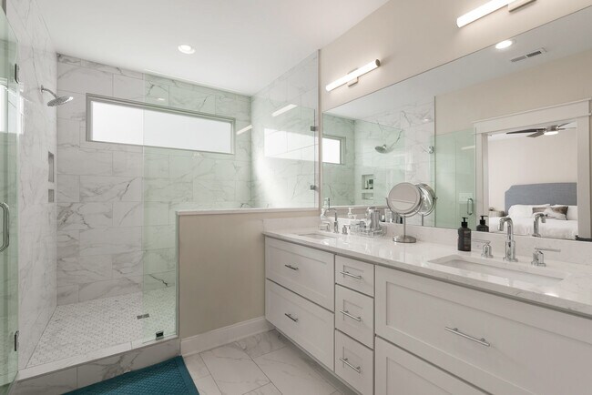 Building Photo - Bradshaw Commons