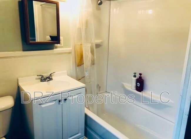 Building Photo - 1017 Bridge St NW