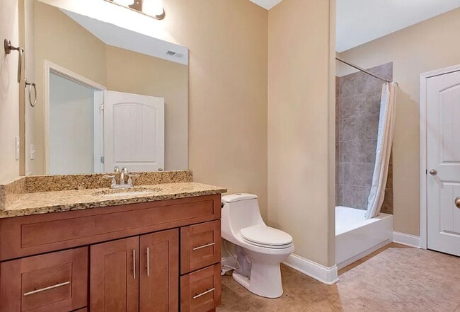 Building Photo - Three Master Suites - Super Location- Bellevue Area