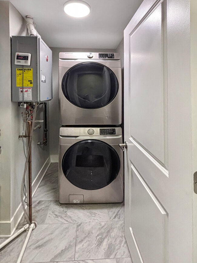 Building Photo - 1634 W Cermak Rd