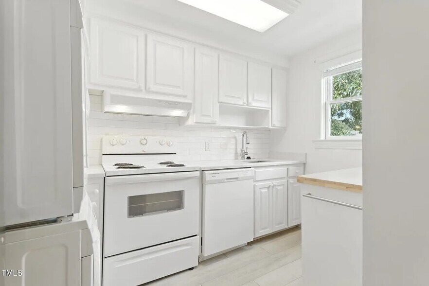 Building Photo - Room in Condo on Smallwood Dr