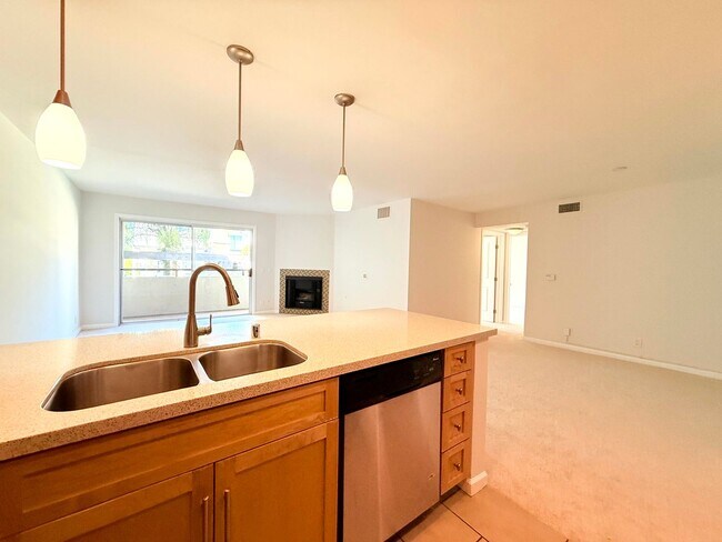 Building Photo - Fantastic Spacious 2 bed 2 bath condo in prime Sherman Oaks - Studio City with Pool and Gym!