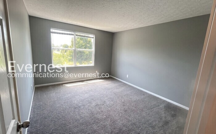Building Photo - 6326 Pompano St