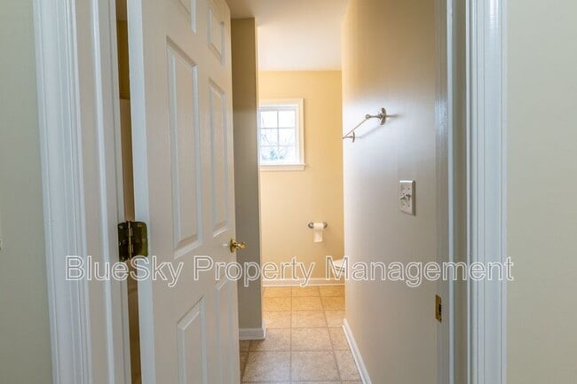 Building Photo - 158 Burnet St