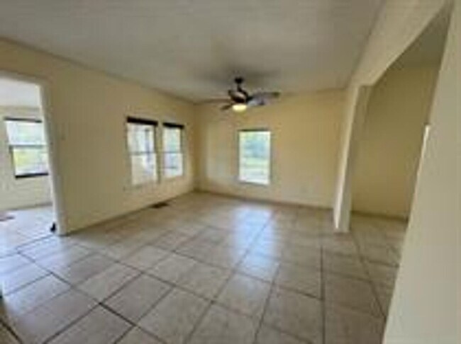 Building Photo - 311 N Bloxham Ave