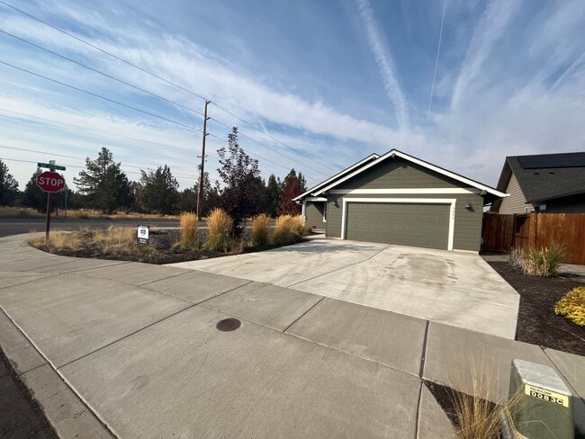 Building Photo - Newer Construction 3 Bedroom House in NW Redmond