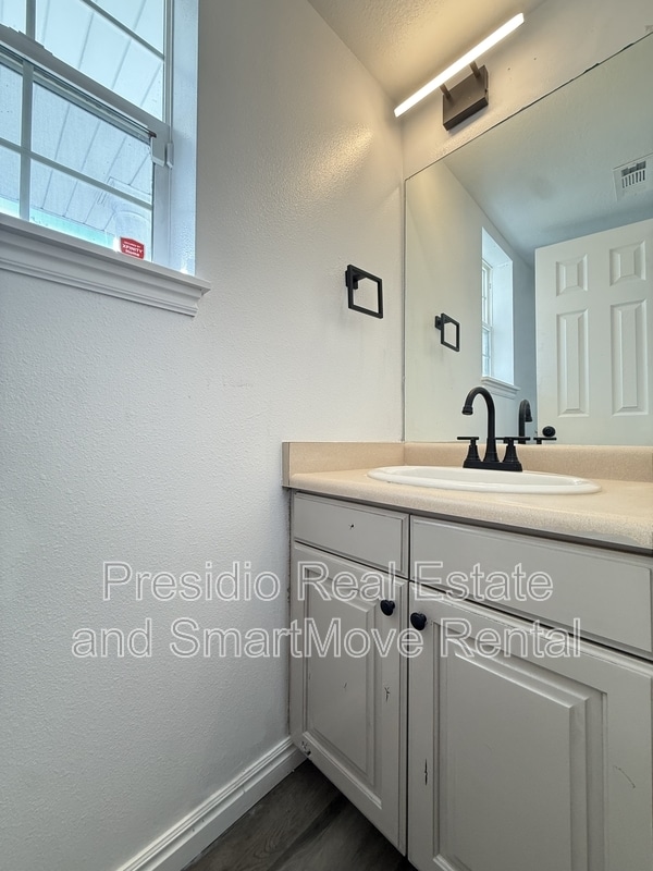 Building Photo - 5601 4015 W