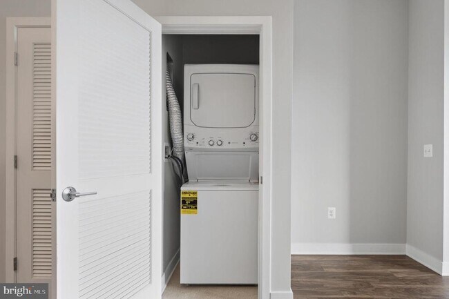 Building Photo - 989 S Buchanan St