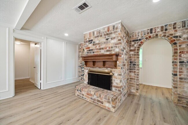 Building Photo - 25402 Lynbriar Ln