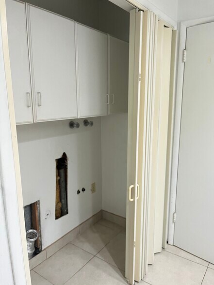 Alcove with W/D (elec or gas) hookups. More Storage - 513 28th St