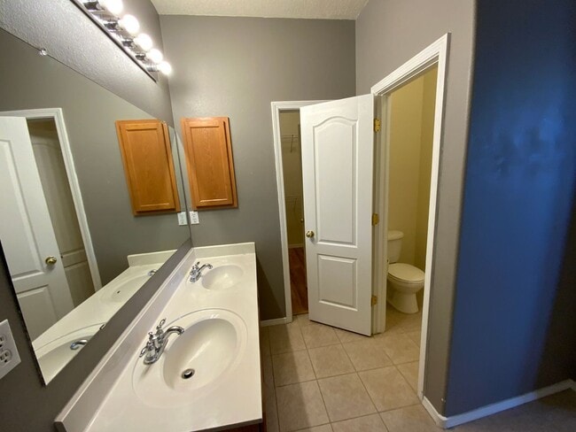 Building Photo - 3 Bedroom Single Story Home Available Near...
