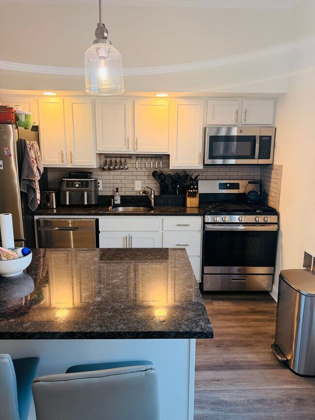 Building Photo - 2 bedroom in Lawrenceville with Deck and Parking Spot!