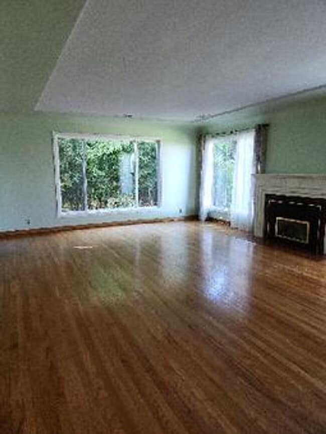 Building Photo - Spacious 3 Bedroom, 2 Bath Home on Private...