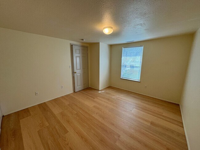 Building Photo - 1048/A/