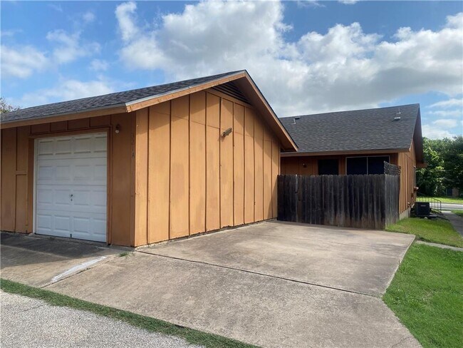Building Photo - 321 W William Cannon Dr
