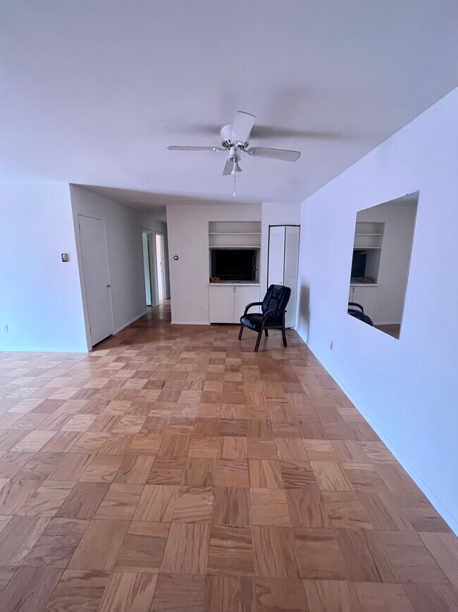 Building Photo - 401 E Dartmouth Dr