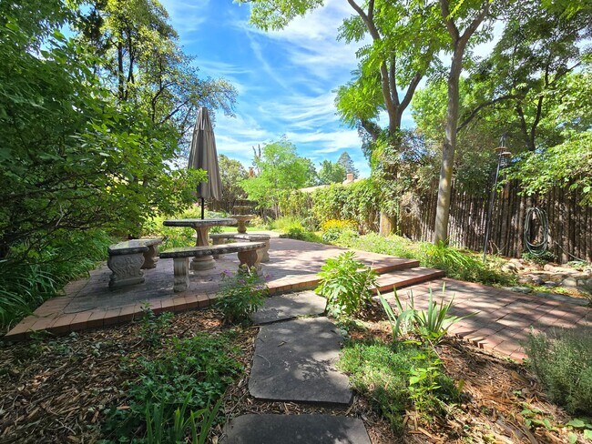 Building Photo - 770 Acequia Madre