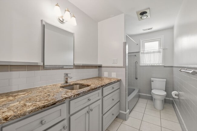 Building Photo - Multi-Generation West Meade Home