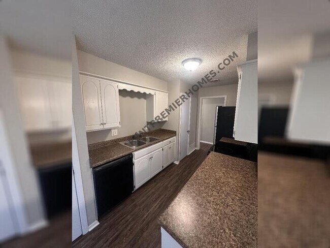 Building Photo - 4400 Meadowpark Dr