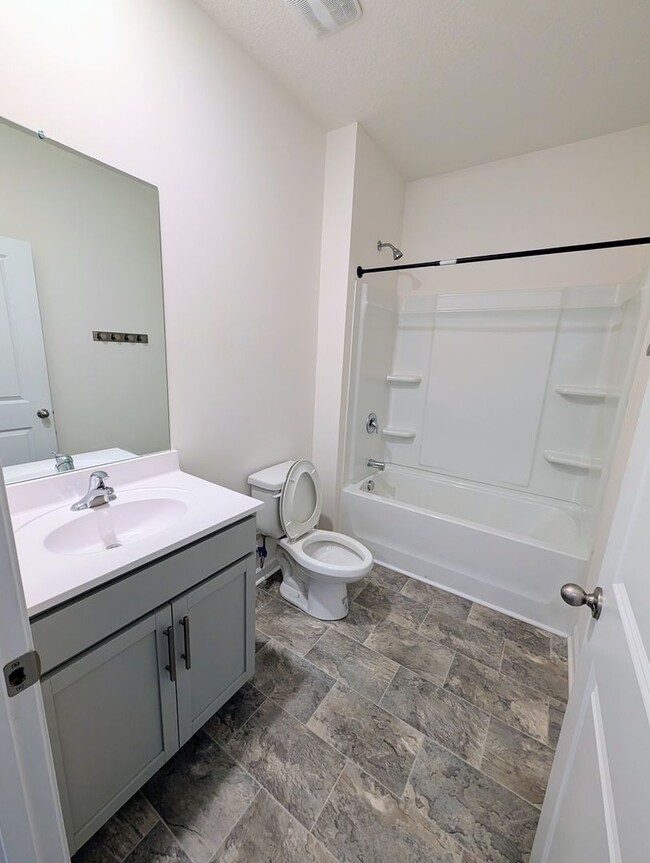 Building Photo - Great Home Available Now