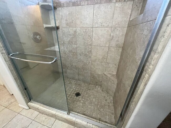 Building Photo - 2 BEDROOM PLUS DEN NEAR ARROWHEAD SHOPS