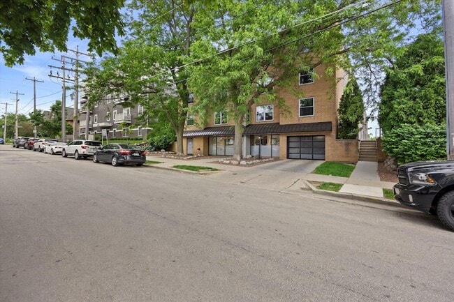 Building Photo - 2121 N Cambridge Ave